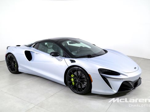 Used 2025 McLaren Artura Spider image 3