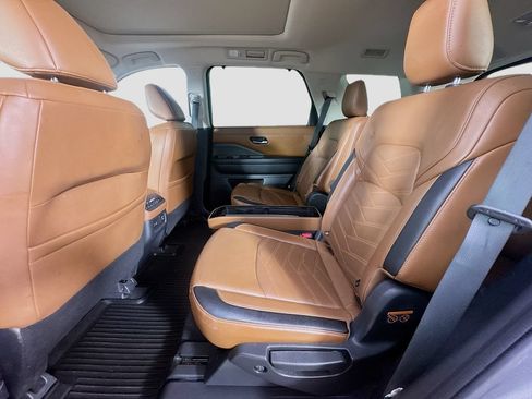 Used 2022 Nissan Pathfinder Platinum w/ Cargo Package AWD/4WD image 30