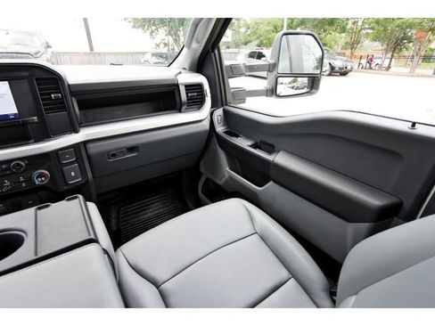 Used 2025 Ford F250 XL w/ FX4 Off-Road Package image 9