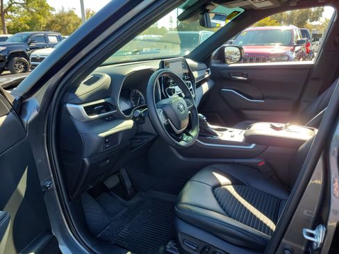 Used 2022 Toyota Highlander XSE image 28