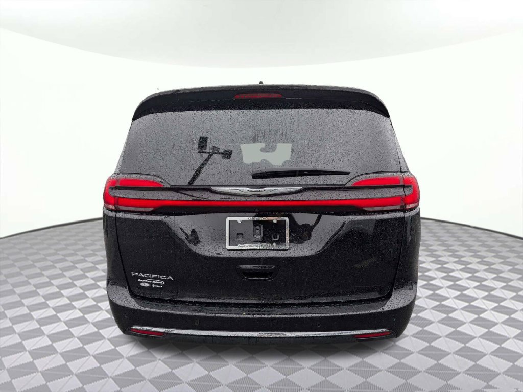 Used 2025 Chrysler Pacifica Select FWD image 3