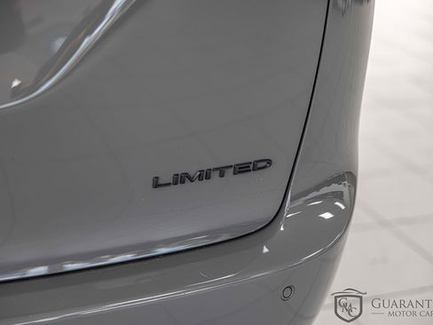 Used 2025 Chrysler Pacifica Limited FWD image 15