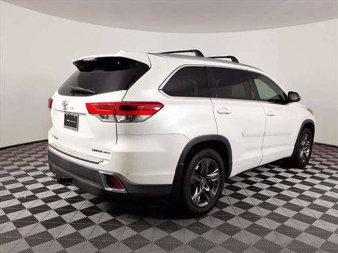 Used 2017 Toyota Highlander AWD V6 image 4