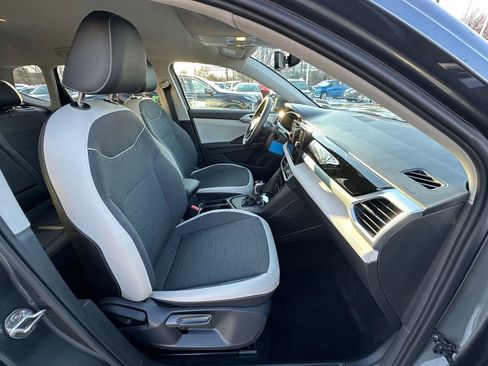 Used 2025 Volkswagen Taos SE image 23