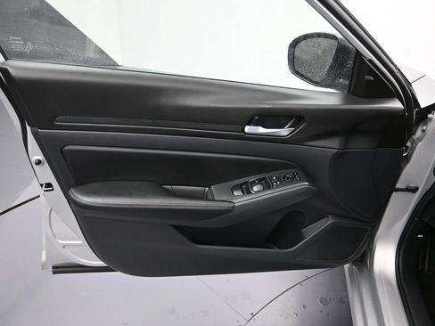 Certified 2025 Nissan Altima 2.5 SV FWD image 10