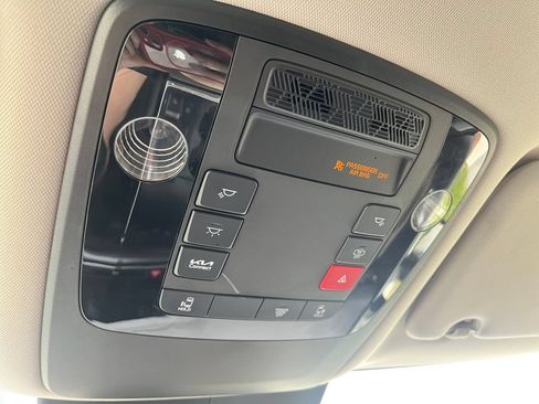 Used 2025 Kia Carnival FWD image 20