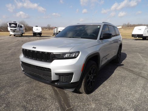 Used 2025 Jeep Grand Cherokee L Laredo image 2