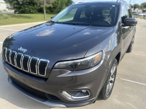 Used 2019 Jeep Cherokee Limited FWD image 2