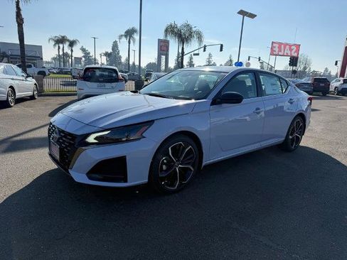 New 2025 Nissan Altima 2.5 SR image 3