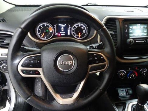 Used 2018 Jeep Cherokee Latitude w/ Altitude Package image 19