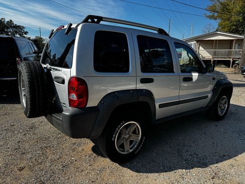 Used 2005 Jeep Liberty Renegade image 7
