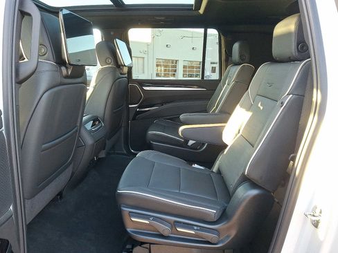 Certified 2025 Cadillac Escalade ESV Premium Luxury AWD/4WD image 4