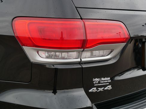 Used 2018 Jeep Grand Cherokee Limited image 17