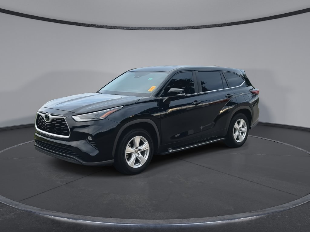 Used 2024 Toyota Highlander LE FWD image 4