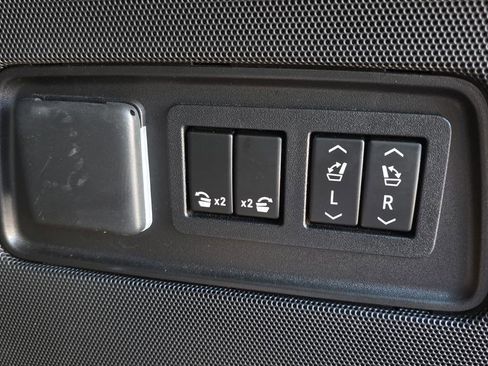 Certified 2022 Cadillac Escalade Sport Platinum w/ LPO, ONYX Package image 33