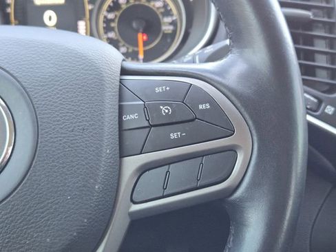 Used 2020 Jeep Cherokee Latitude Plus w/ Comfort/Convenience Group AWD/4WD image 30