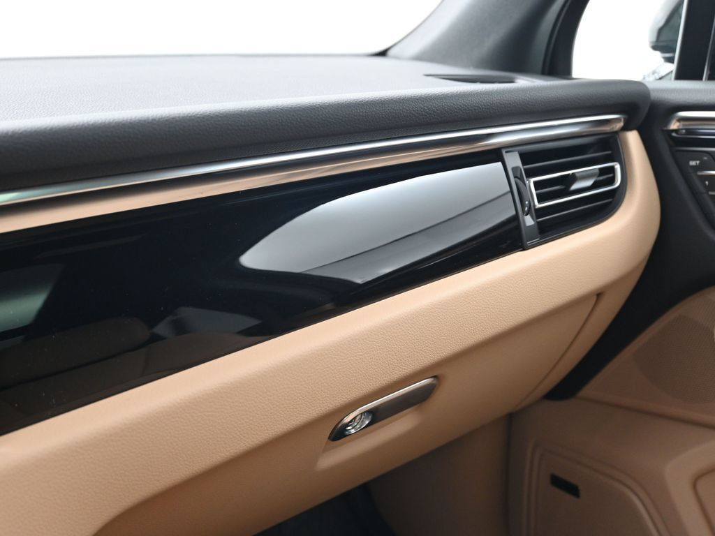 Certified 2026 Porsche Macan AWD/4WD image 23