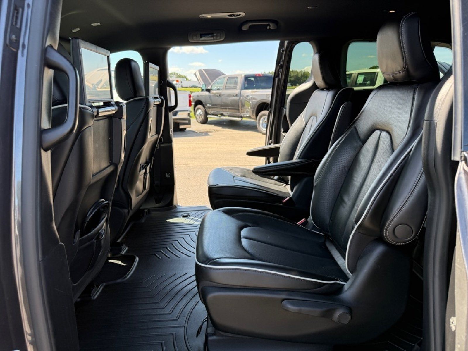 Used 2021 Chrysler Pacifica Limited w/ Uconnect Theater Family Group FWD image 30