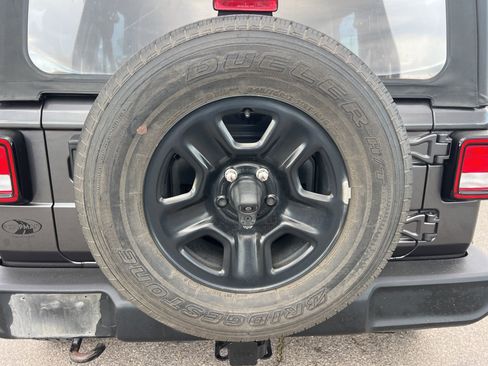 Used 2018 Jeep Wrangler Unlimited Sport image 12