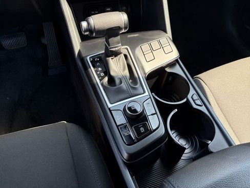 Used 2025 Kia Sportage LX image 40