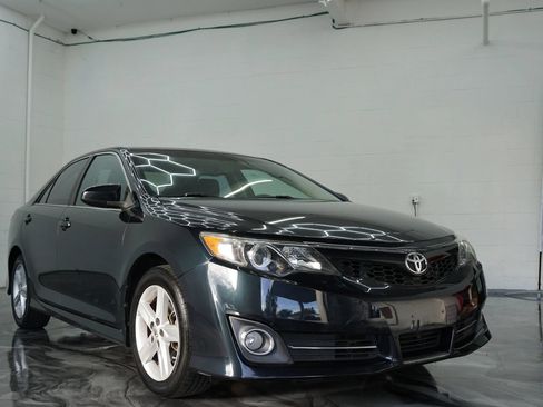 Used 2013 Toyota Camry SE w/ Leather Pkg FWD image 3