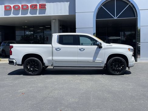 Used 2023 Chevrolet Silverado 1500 High Country w/ High Country Premium Package AWD/4WD image 3