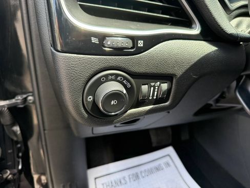 Used 2019 Jeep Cherokee Latitude Plus AWD/4WD image 25