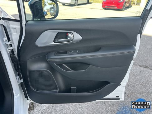 Used 2025 Chrysler Pacifica Limited image 54