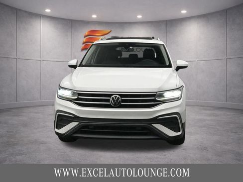 Used 2022 Volkswagen Tiguan SE w/ Panoramic Sunroof Package image 12