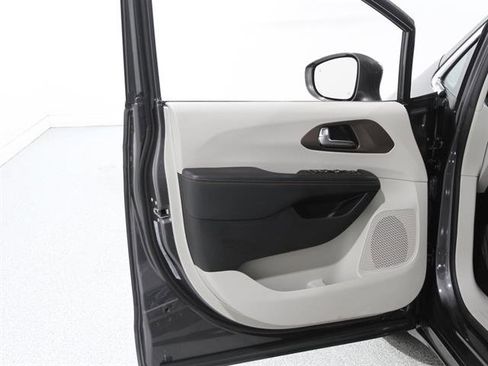 Used 2019 Chrysler Pacifica Touring-L w/ Advanced Safetytec Group image 4