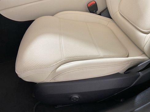 Used 2025 Mercedes-Benz C 300 4MATIC Sedan image 12