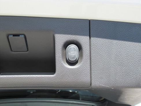 Used 2015 Cadillac Escalade Luxury image 36