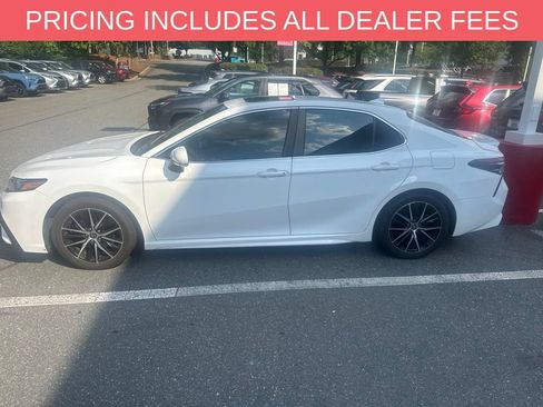 Used 2022 Toyota Camry SE FWD image 2