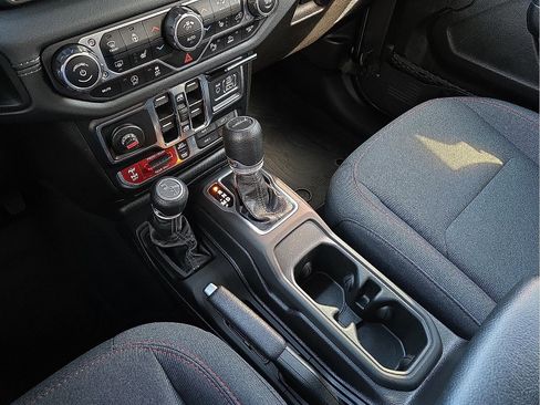 Used 2024 Jeep Gladiator Rubicon w/ Technology Group image 25