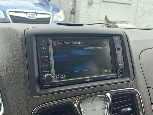 Used 2016 Chrysler Town & Country Touring-L FWD image 16