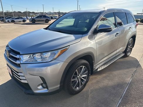 Used 2017 Toyota Highlander XLE image 3