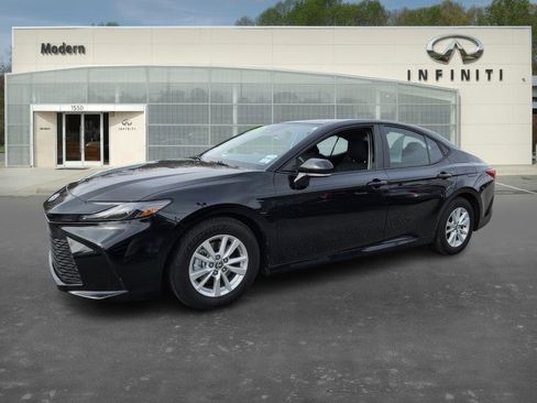 Used 2025 Toyota Camry LE image 1