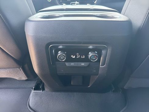 Used 2025 Chevrolet Suburban Z71 AWD/4WD image 30