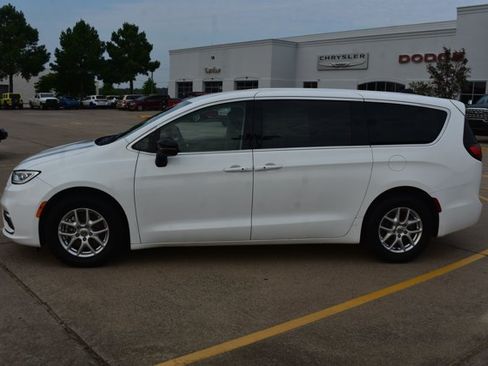 Used 2024 Chrysler Pacifica Touring-L FWD image 9