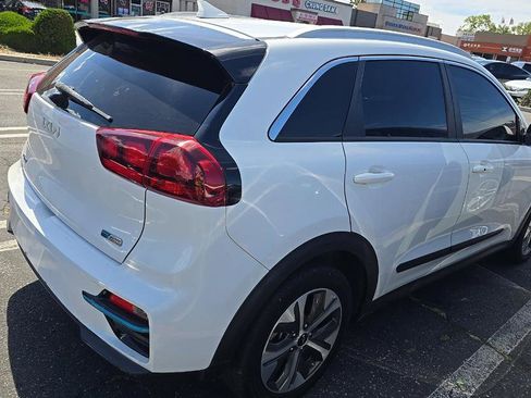 Used 2022 Kia Niro EX w/ Cold Weather Package FWD image 2