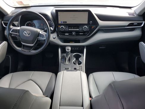 Certified 2023 Toyota Highlander XLE image 17