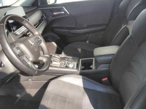 Used 2024 Mitsubishi Outlander SE image 2