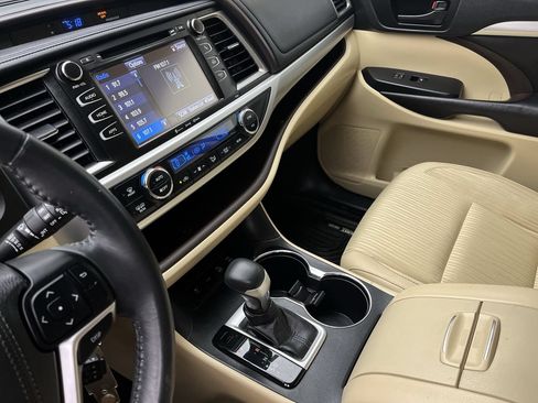 Used 2016 Toyota Highlander Plus AWD/4WD image 17