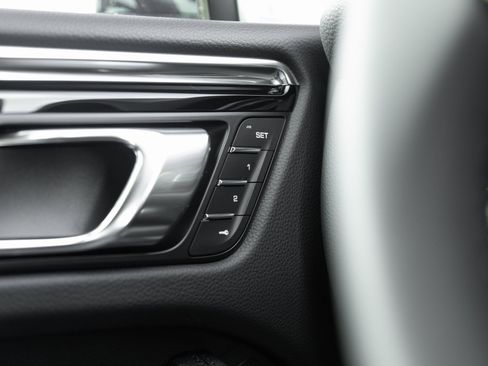 Certified 2025 Porsche Macan image 18