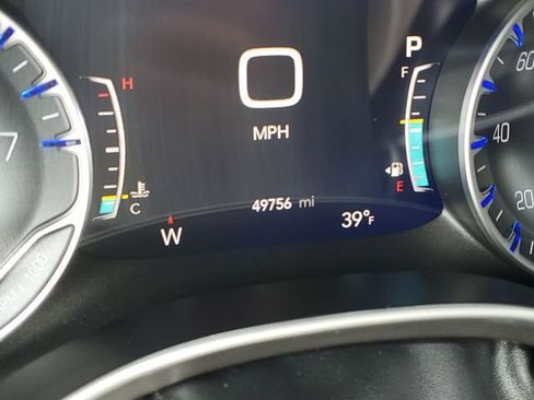 Used 2024 Chrysler Pacifica Touring-L FWD image 11