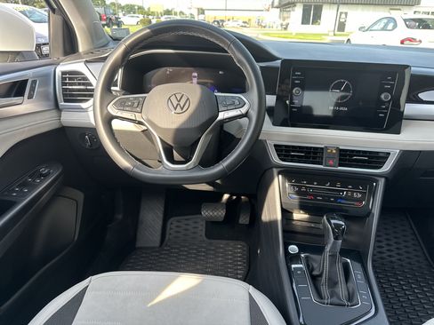 Used 2025 Volkswagen Taos SE FWD image 11