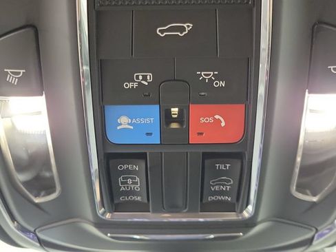 Used 2023 Jeep Grand Cherokee Altitude AWD/4WD image 32