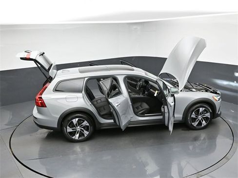 Used 2024 Volvo V60 B5 Cross Country Plus image 47