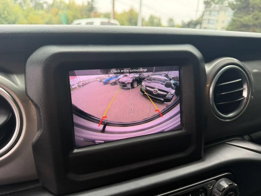 Used 2019 Jeep Wrangler Unlimited Sahara AWD/4WD image 18