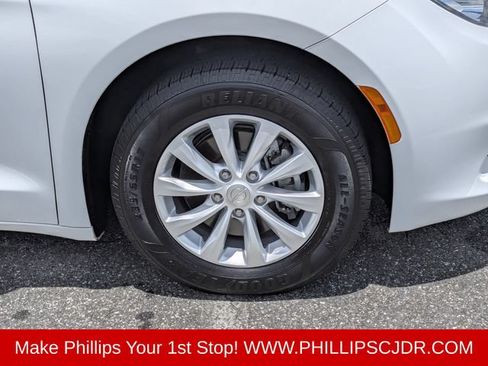 Used 2017 Chrysler Pacifica Touring w/ Tire & Wheel Group FWD image 10